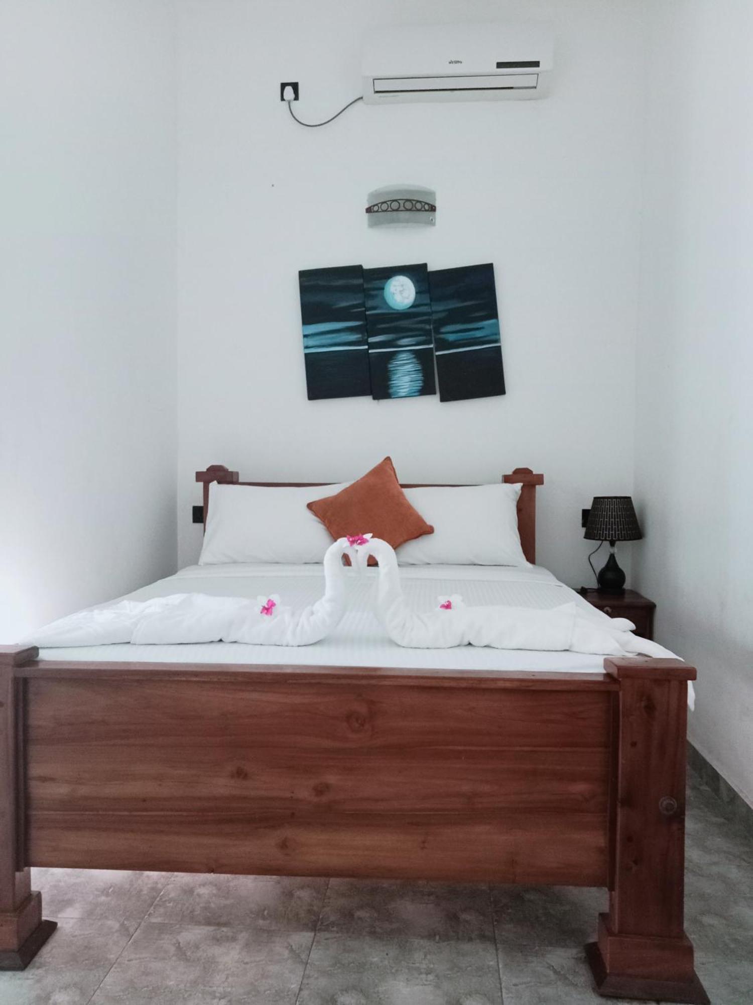 Oviniru Beach Hotel Negombo Dış mekan fotoğraf
