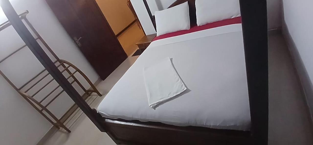 Oviniru Beach Hotel Negombo Dış mekan fotoğraf